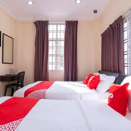 Oyo 89536 Hazris Hotel Batu Pahat Exterior foto