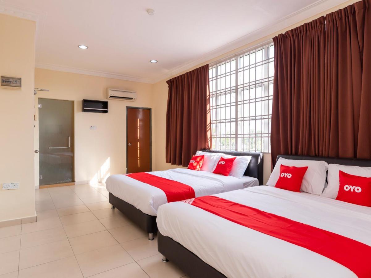 Oyo 89536 Hazris Hotel Batu Pahat Exterior foto