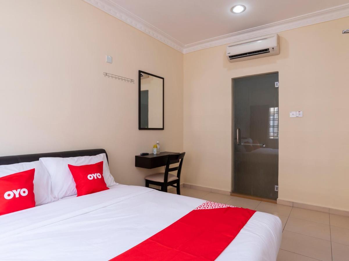 Oyo 89536 Hazris Hotel Batu Pahat Exterior foto