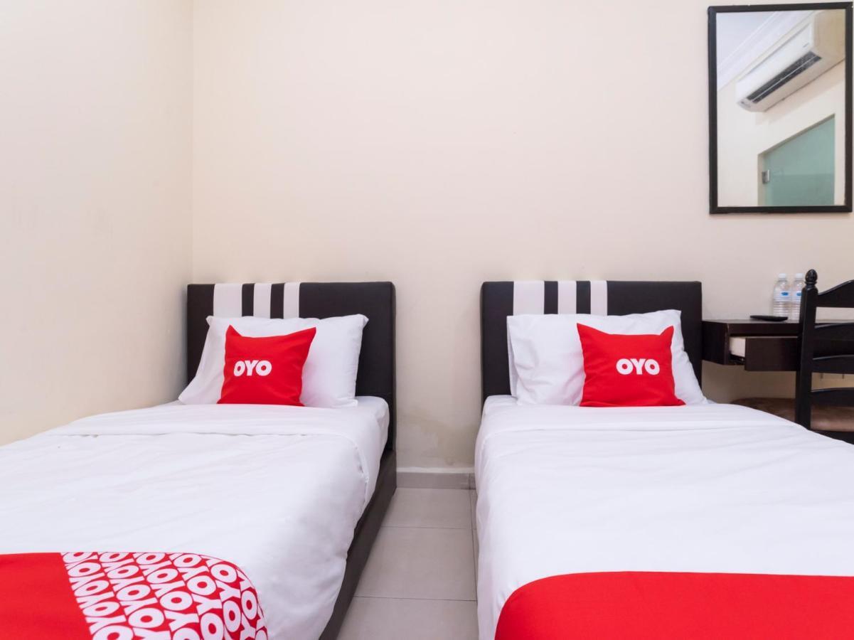 Oyo 89536 Hazris Hotel Batu Pahat Exterior foto