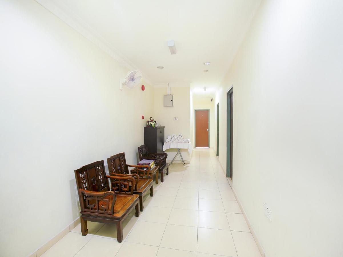 Oyo 89536 Hazris Hotel Batu Pahat Exterior foto