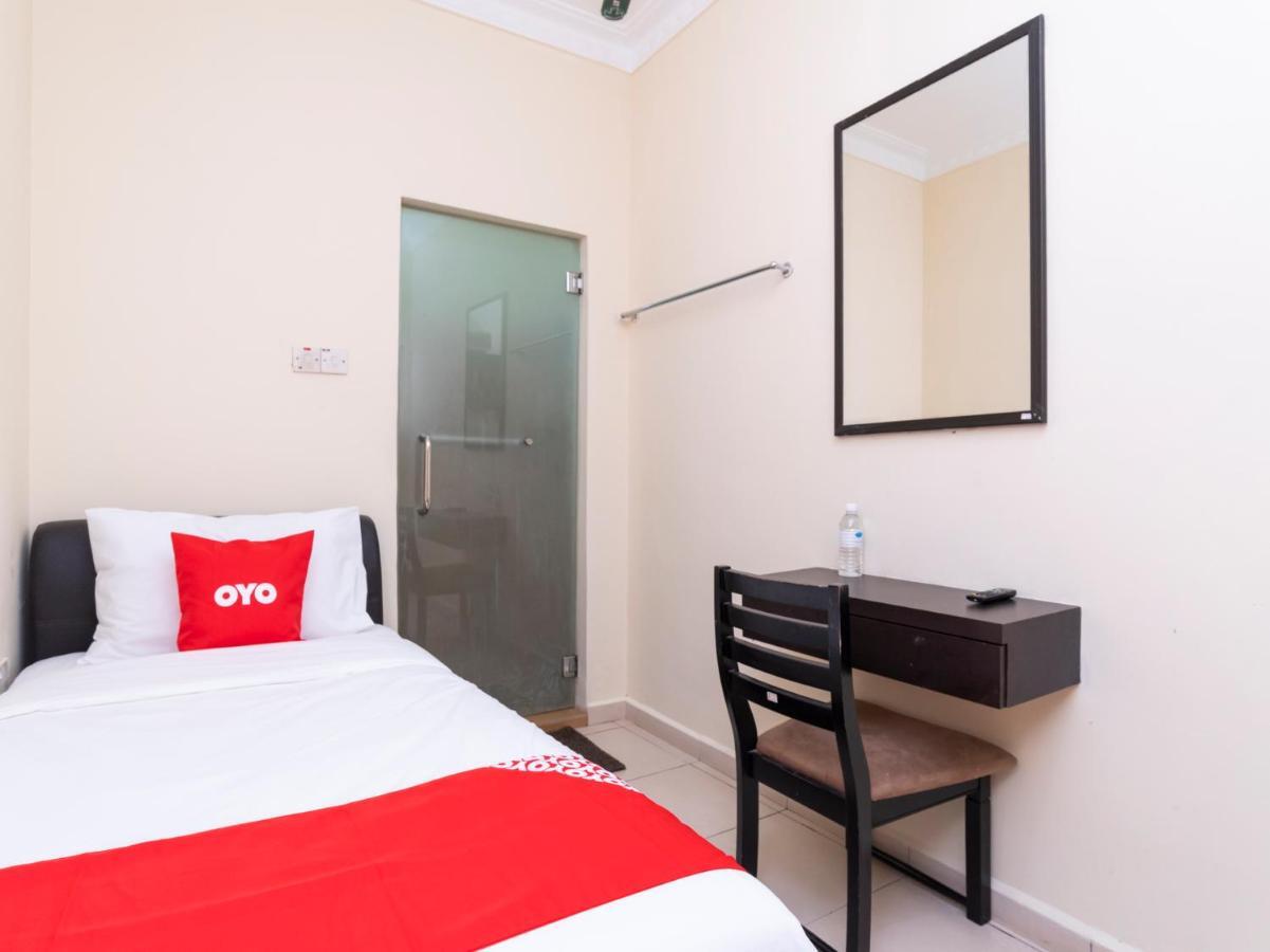 Oyo 89536 Hazris Hotel Batu Pahat Exterior foto