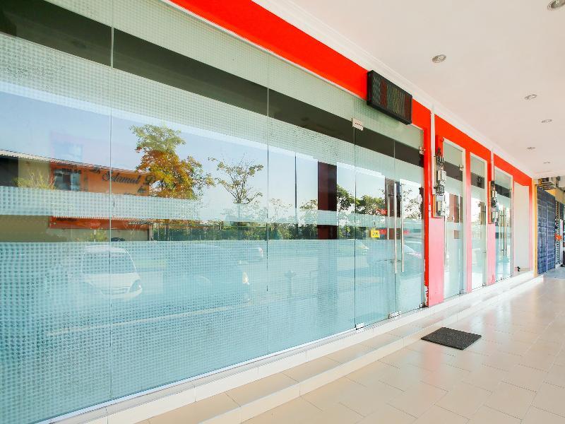 Oyo 89536 Hazris Hotel Batu Pahat Exterior foto